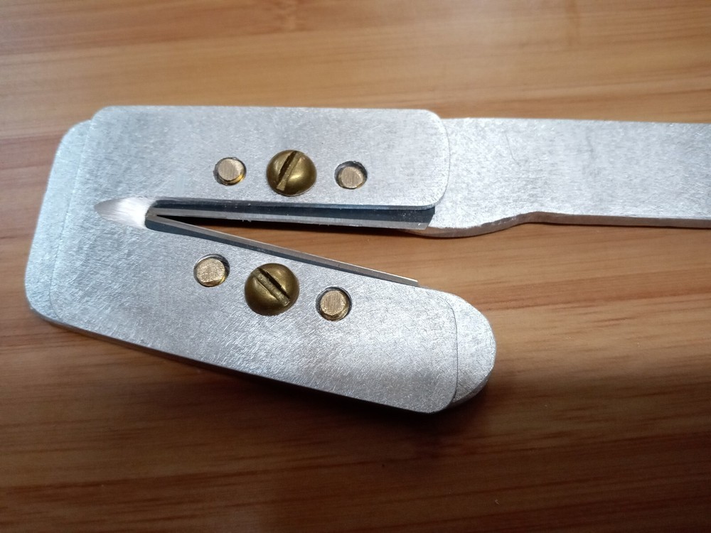 Ear Tag Removal Tool with Right Hand Sheath