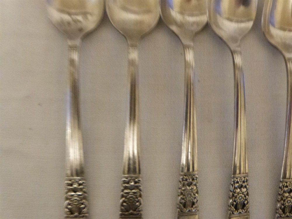 8 GORGEOUS Community Plate CORONATION Flatware TEASPOONS 6.12"