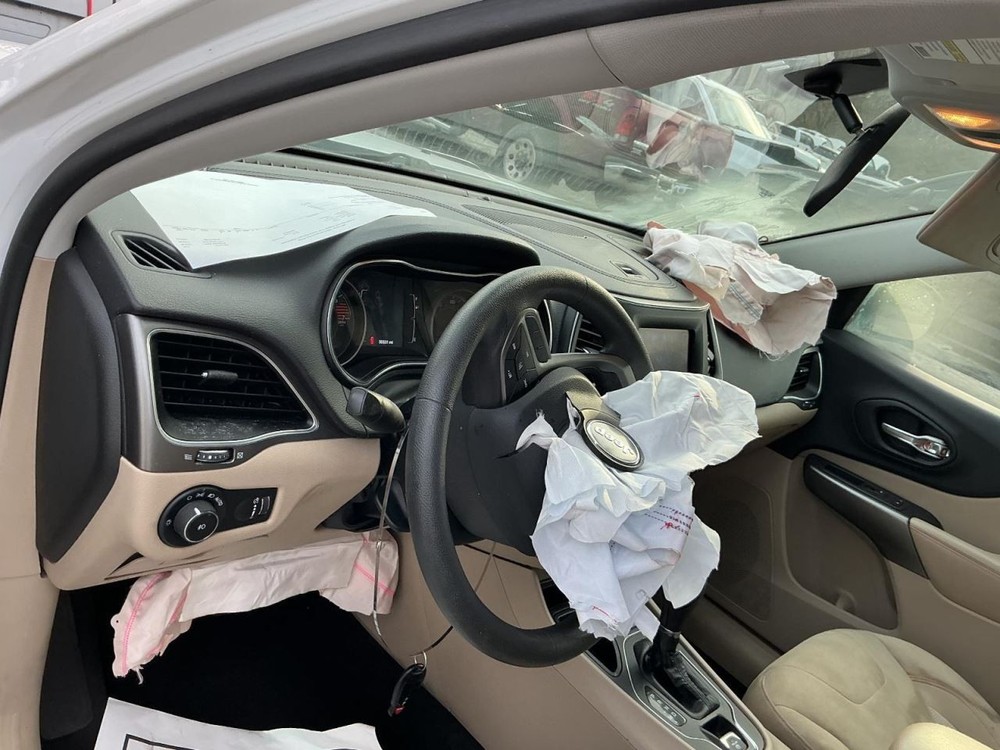 CHEROKEE 2019 Glove Box 4983555