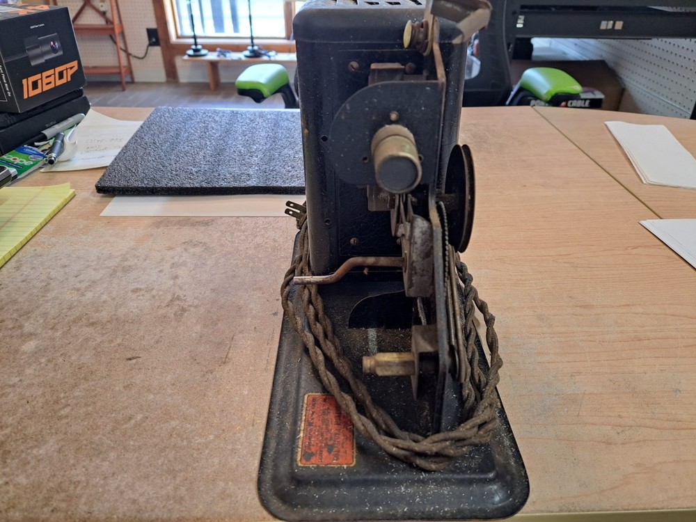 VINTAGE LINDSTROM 16MM PROJECTOR - HAND CRANK