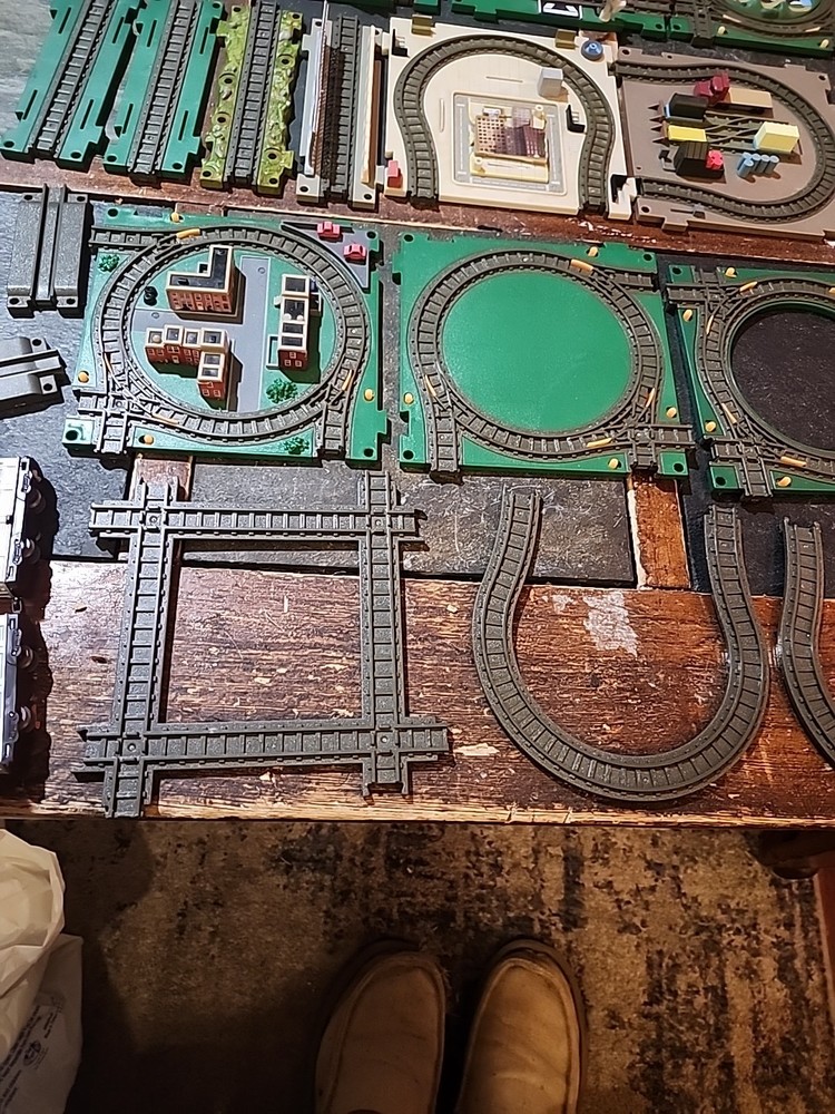 2004 2005 Basic Fun XTS Expandable Train System tracks cars