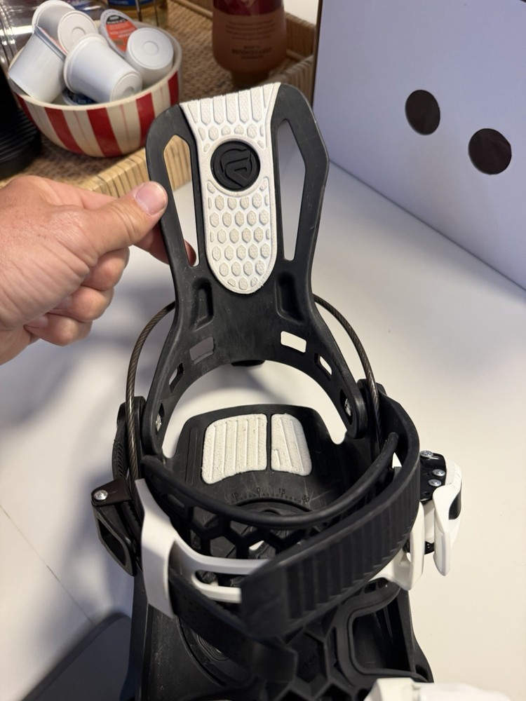 Flow Medium Snowboard Bindings Black/White Ankle Buckles 4x4 Mount