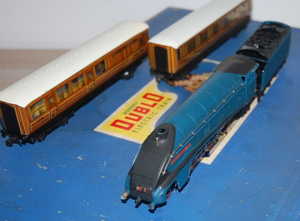 HORNBY DUBLO EDP PASSENGER TRAIN SET 'SIR NIGEL GRESLEY' BOXED