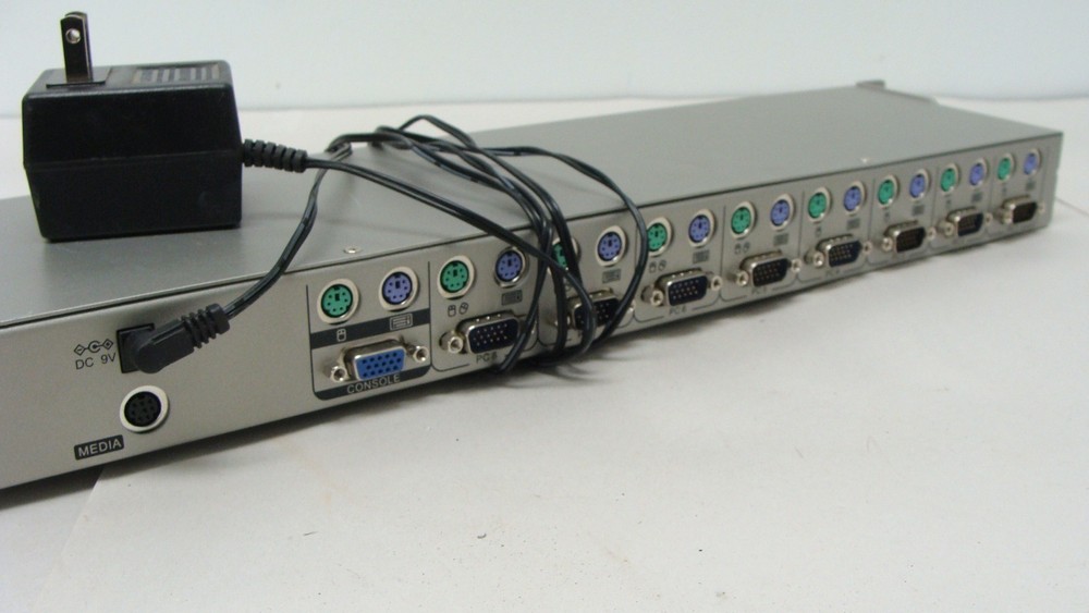 INTELLINET CBEEF6CEA01 8 PORT SWITCH