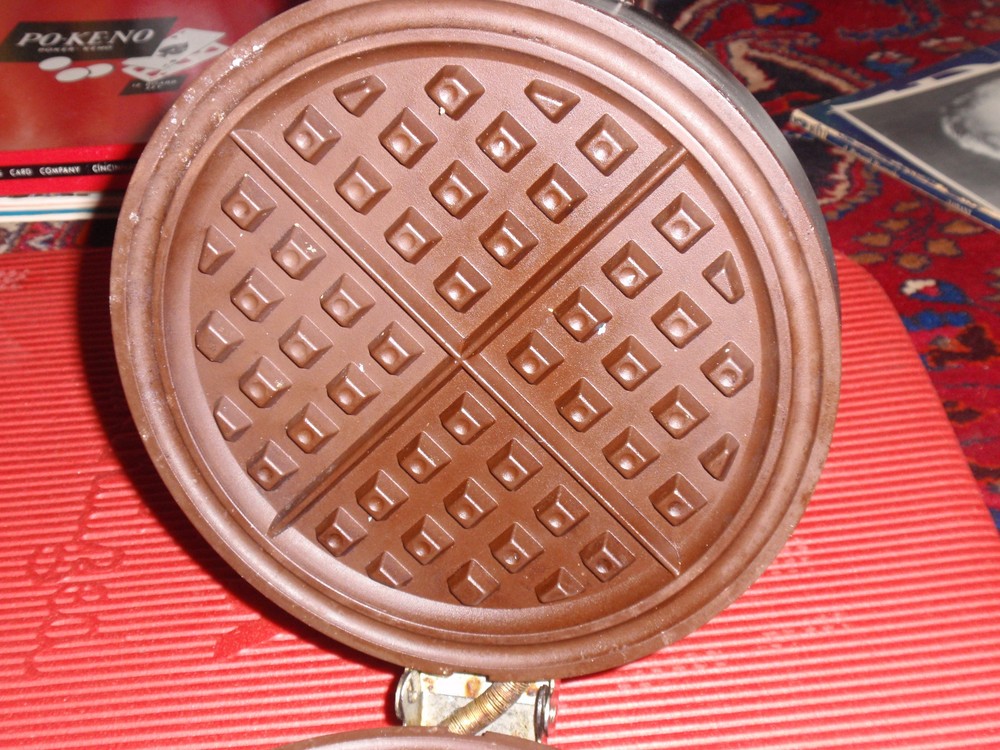VINTAGE TOASTMASTER WAFFLE IRON 1950'S OR 60'S ?
