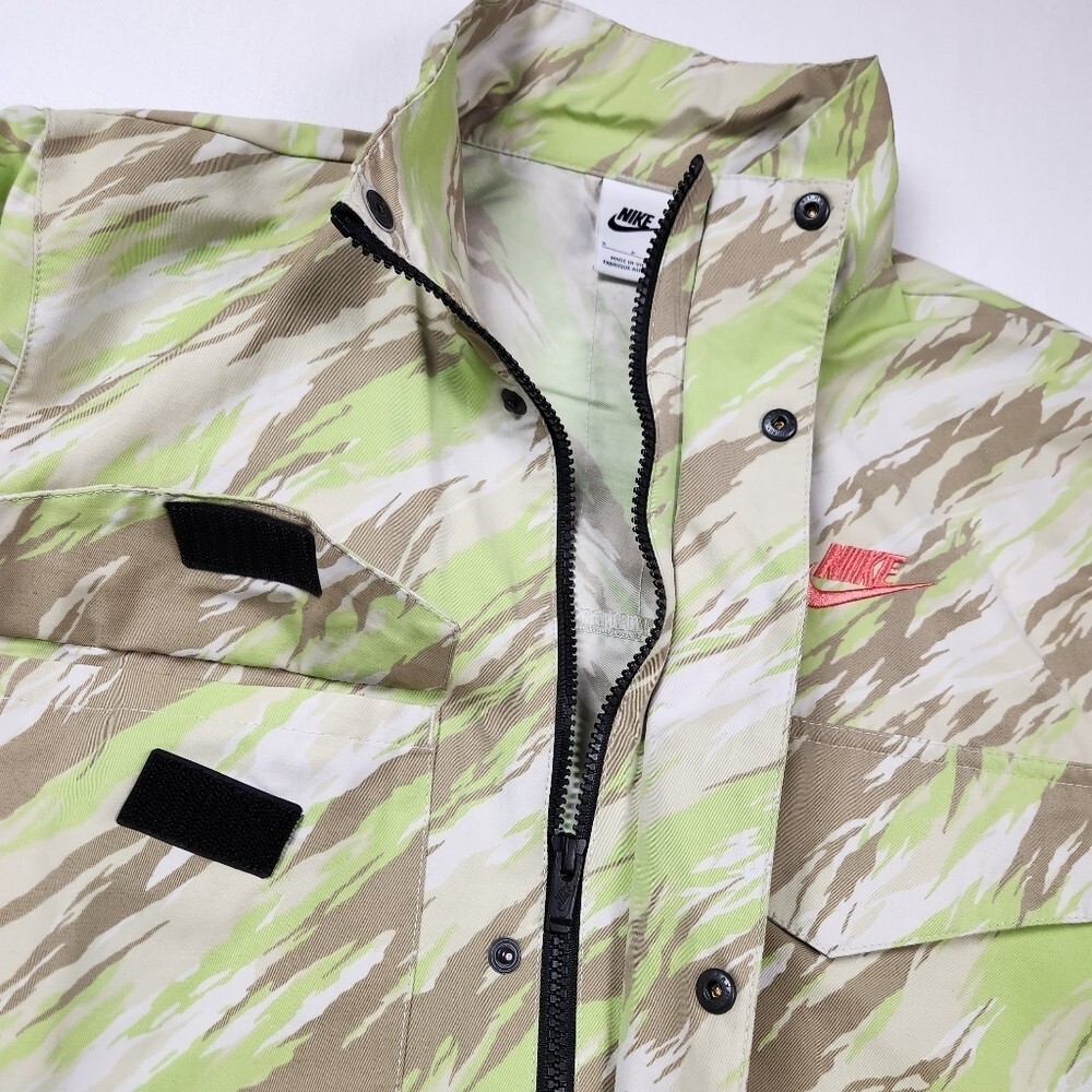 Nike Lightweight Zip Up Jacket. Size Small