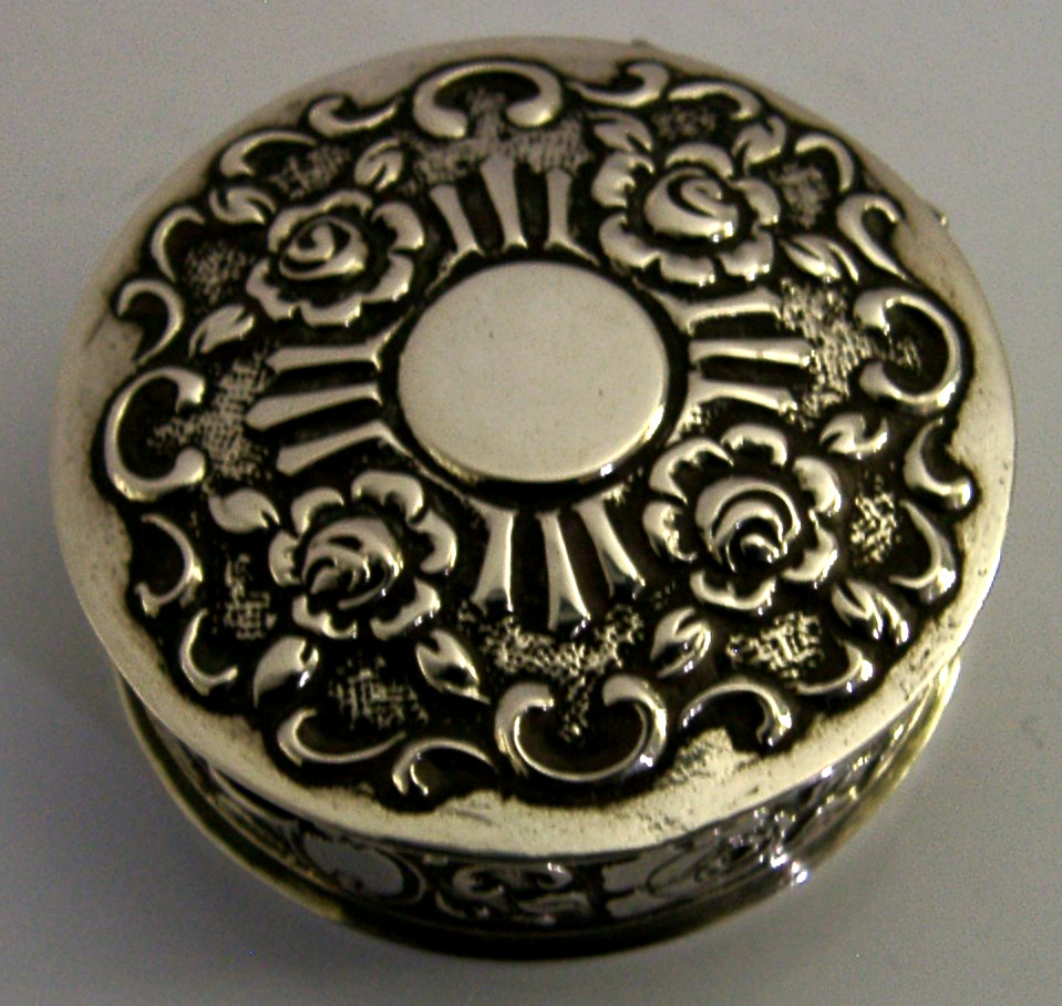 BEAUTIFUL SOLID SILVER ROSES PILL BOX c1950 26g