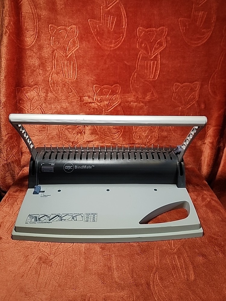 GBC Bindmate Binding Machine With Plastic Combs.
