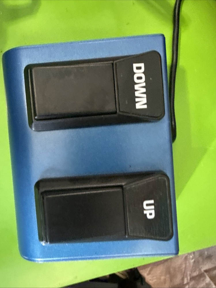 Behringer V-AMP 2 Virtual Guitar Amplifier Effects Processor w/ Footswitch & Bag