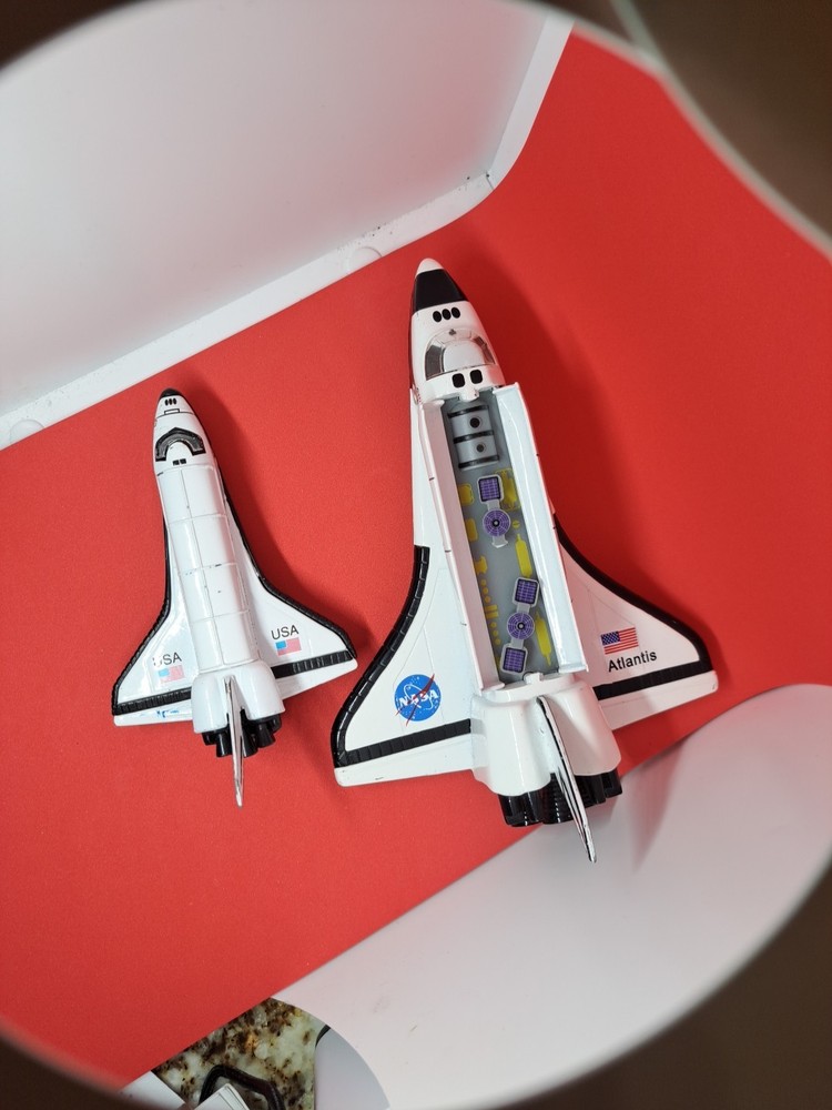 NASA Space Shuttle Atlantis Top opens Landing & Smaller Shuttle Pull-N-Go