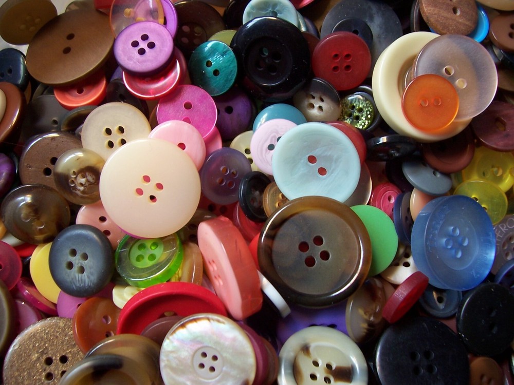 200 New Buttons Assorted Mixed Color and Sizes