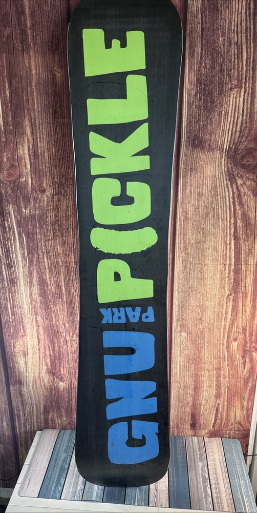 GNU Park Pickle snowboard 156w Great Condition