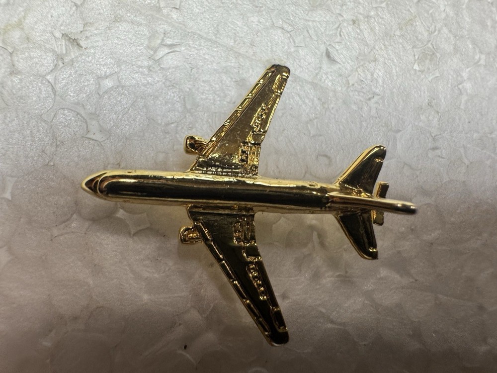 Boeing 737 Lapel Pin