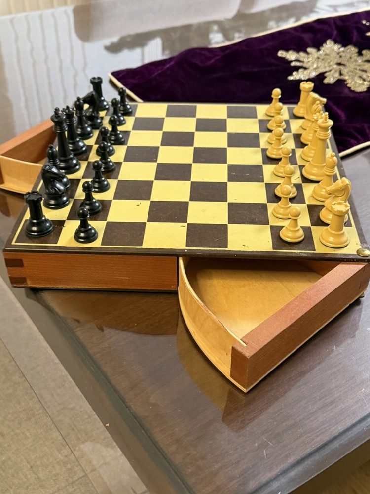 DRUEKE CHESS SET /W BOARD MODEL 133