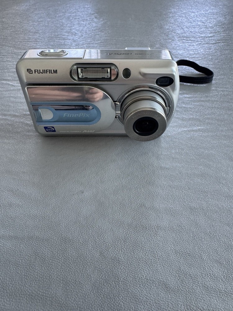 Fujifilm FinePix A607 Compact Digital Camera 6MP - Untested.