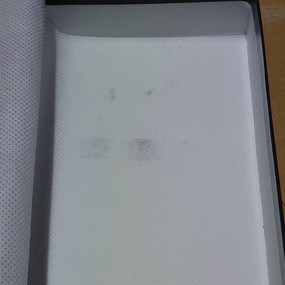 Hello Kitty Embossed Gadget Case With Mirror ()