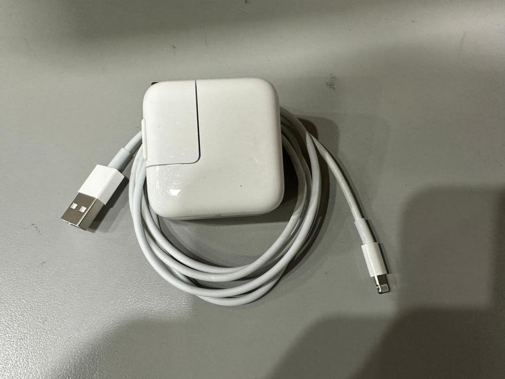Apple 12w USB Charger Adapter for iPhones with lightning cable included