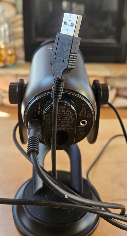 BLUE CAN ICES-3 (b) MICROPHONE WITH STAND