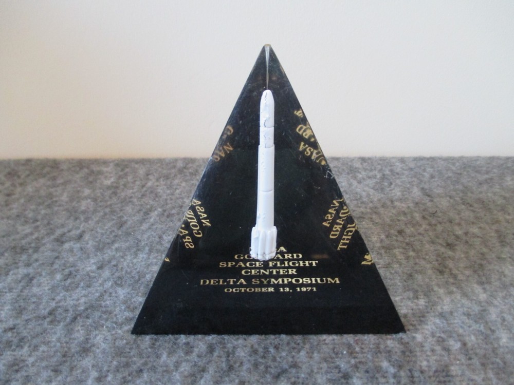 NASA GODDARD SPACE FLIGHT DELTA ROCKET SYMPOSIUM 1971 LUCITE DESKTOP MODEL -RARE