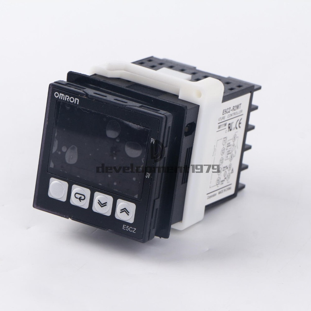 One Omron E5CZ-R2MT Temperature Controller 100-240VAC E5CZR2MT New