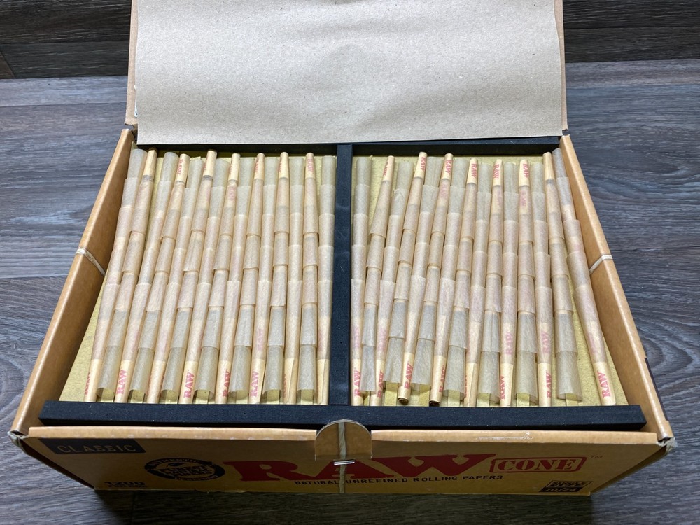 RAW Classic Single Size 70/24 | Bulk Box | 1200 Pre Rolled Cones