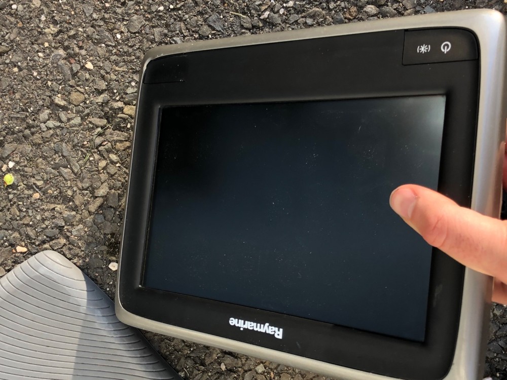 Raymarine a97 9" Touchscreen MFD Chartplotter Radar w/ E70233 NO TOUCH FUNCTION