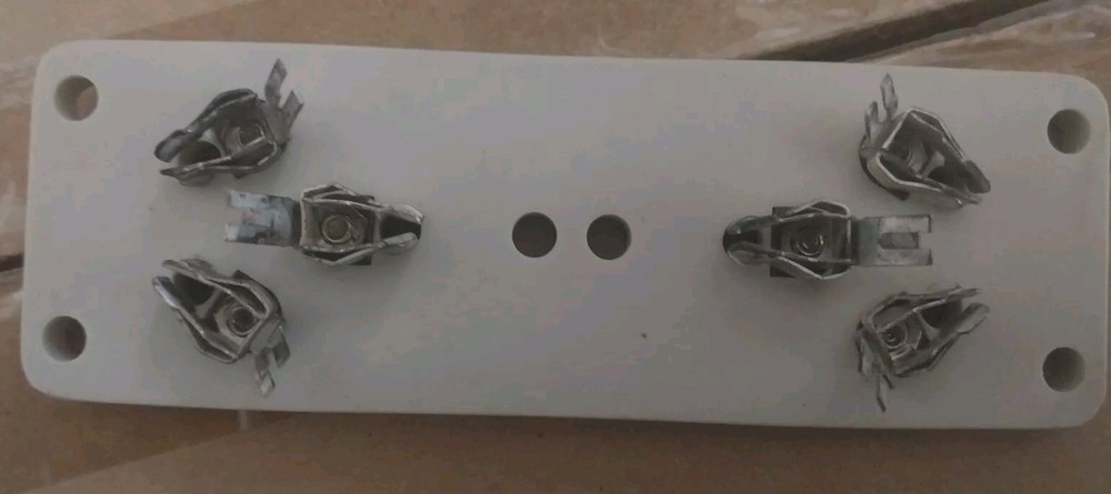 Ham Radio Ceramic frequency crystal socket. SOCKET ONLY. NO CRYSTAL ( NOS )