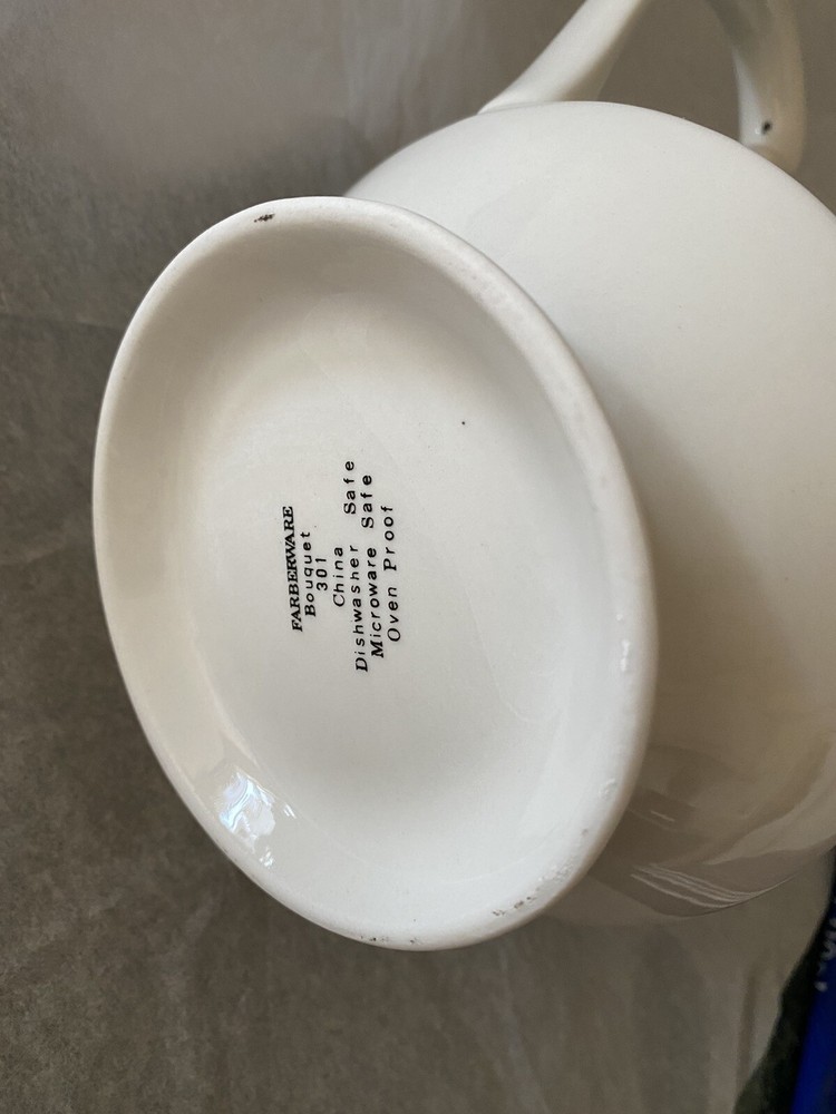 FARBERWARE Bouquet 301 -8 Teapot. Excellent Condition.