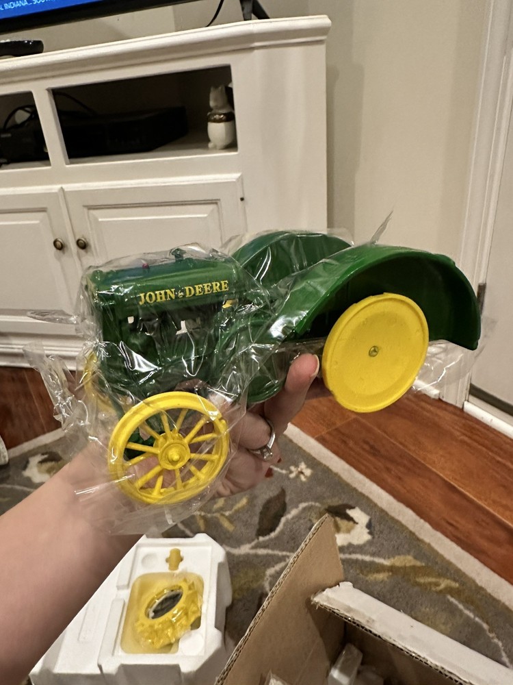 DANBURY MINT JOHN DEERE MODEL D TRACTOR CLOCK SCALE 1:16 NEW