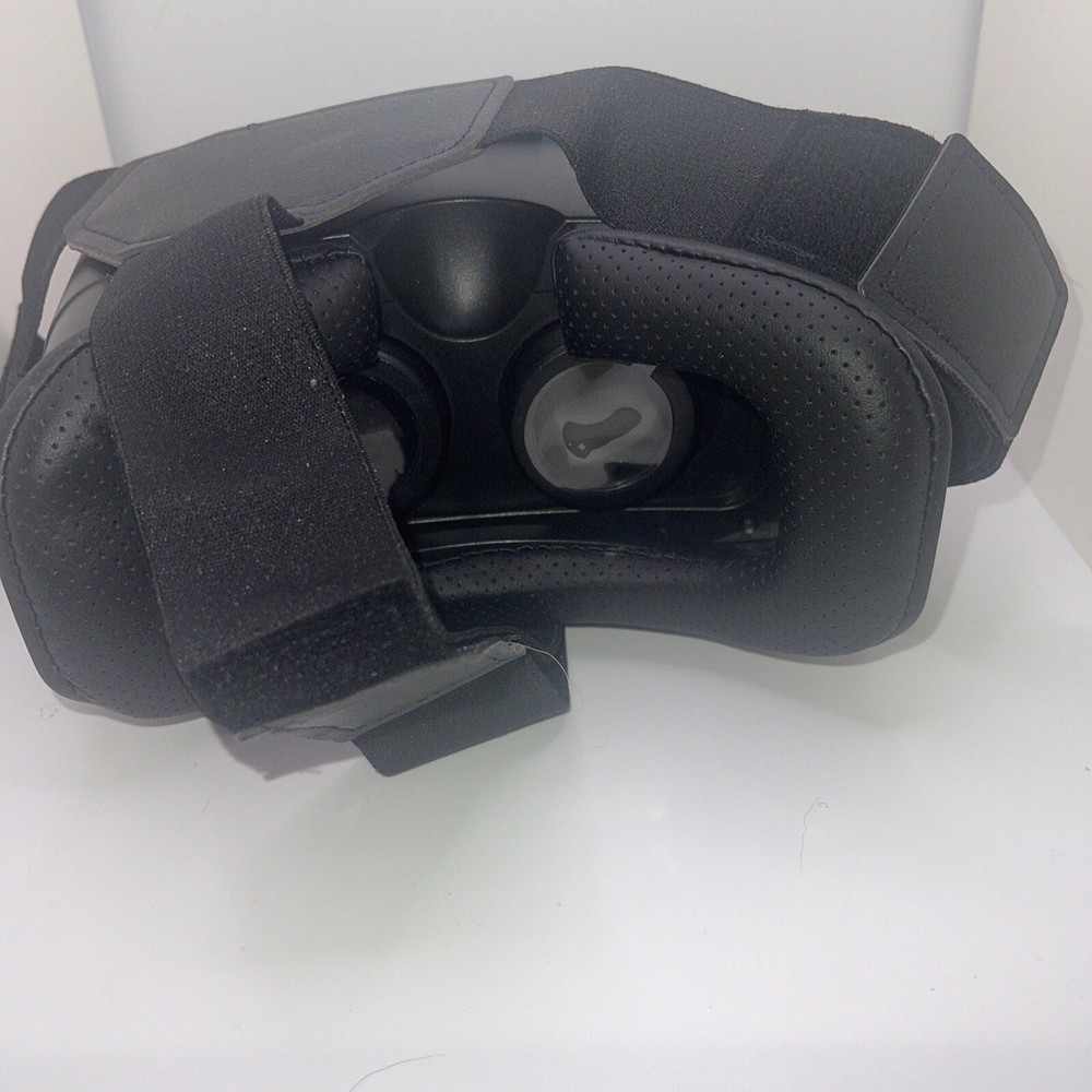 Utopia 360 VR Headset with Wireless Bluetooth Controller - iPhone & Android