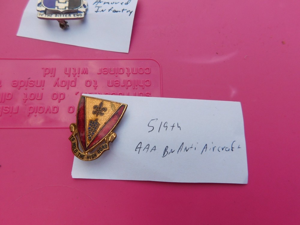 WW2 WWII 519TH AAA ANTIAIRCRAFT   PIN BACK DI