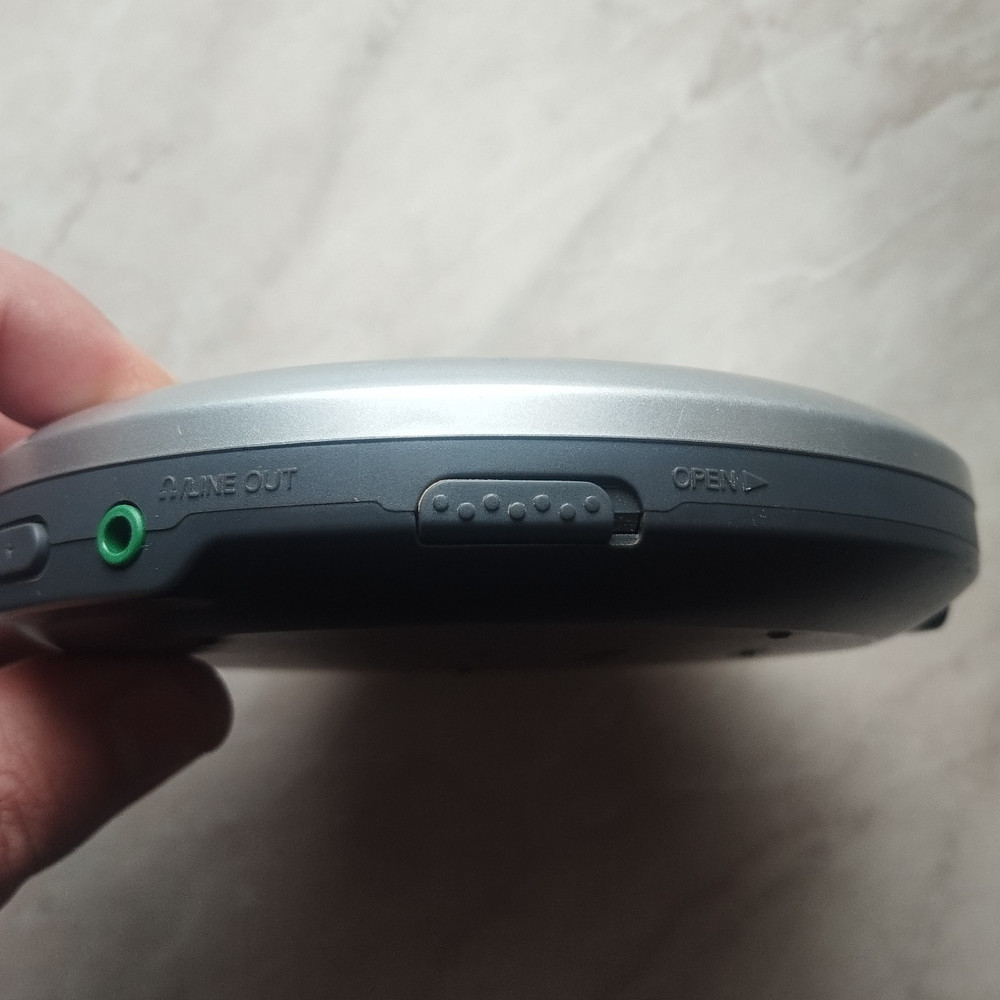 Philips EXP2460 Personal CD/MP3 Player with 100-Second Skip Protection Used