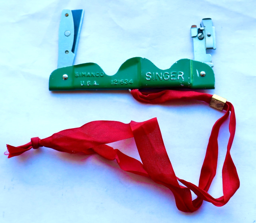 Singer - Simanco No. 121634 Folding Needle Threader / Seam Ripper Hand Tool /MTT
