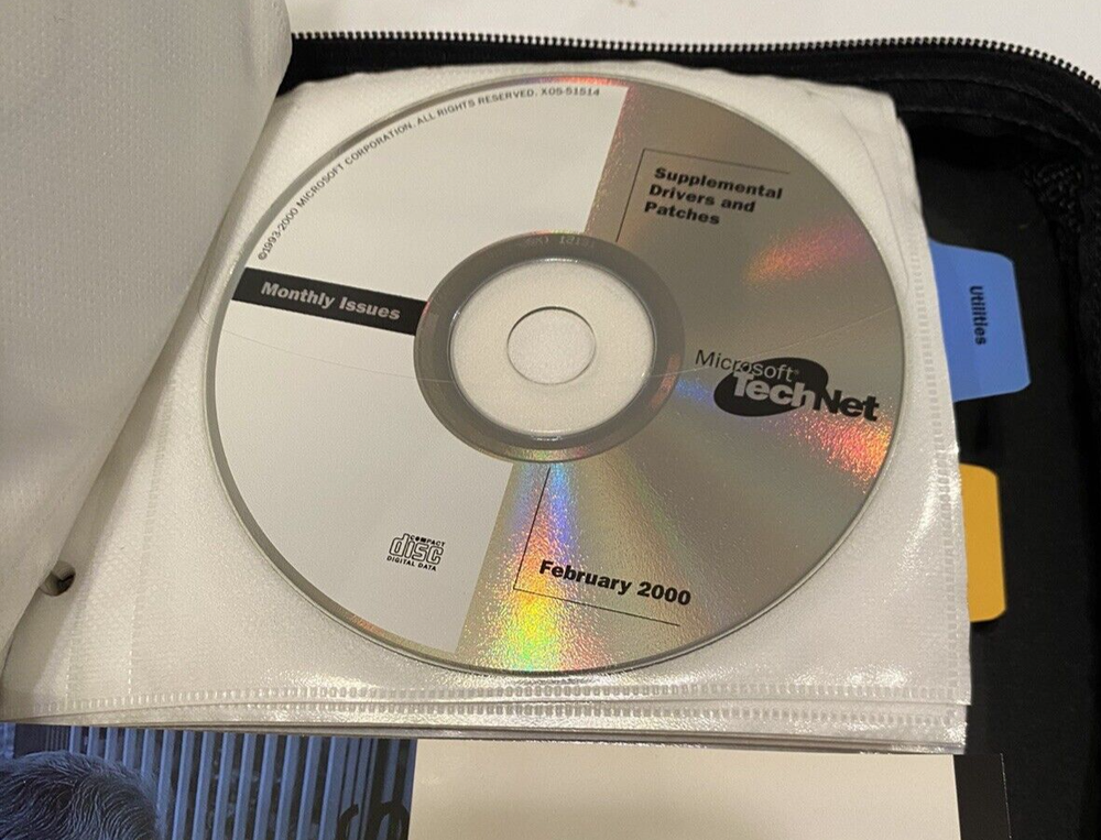 Microsoft Technet Plus Cd Subscription With Binder 55 CDs 1999 2000 Discs