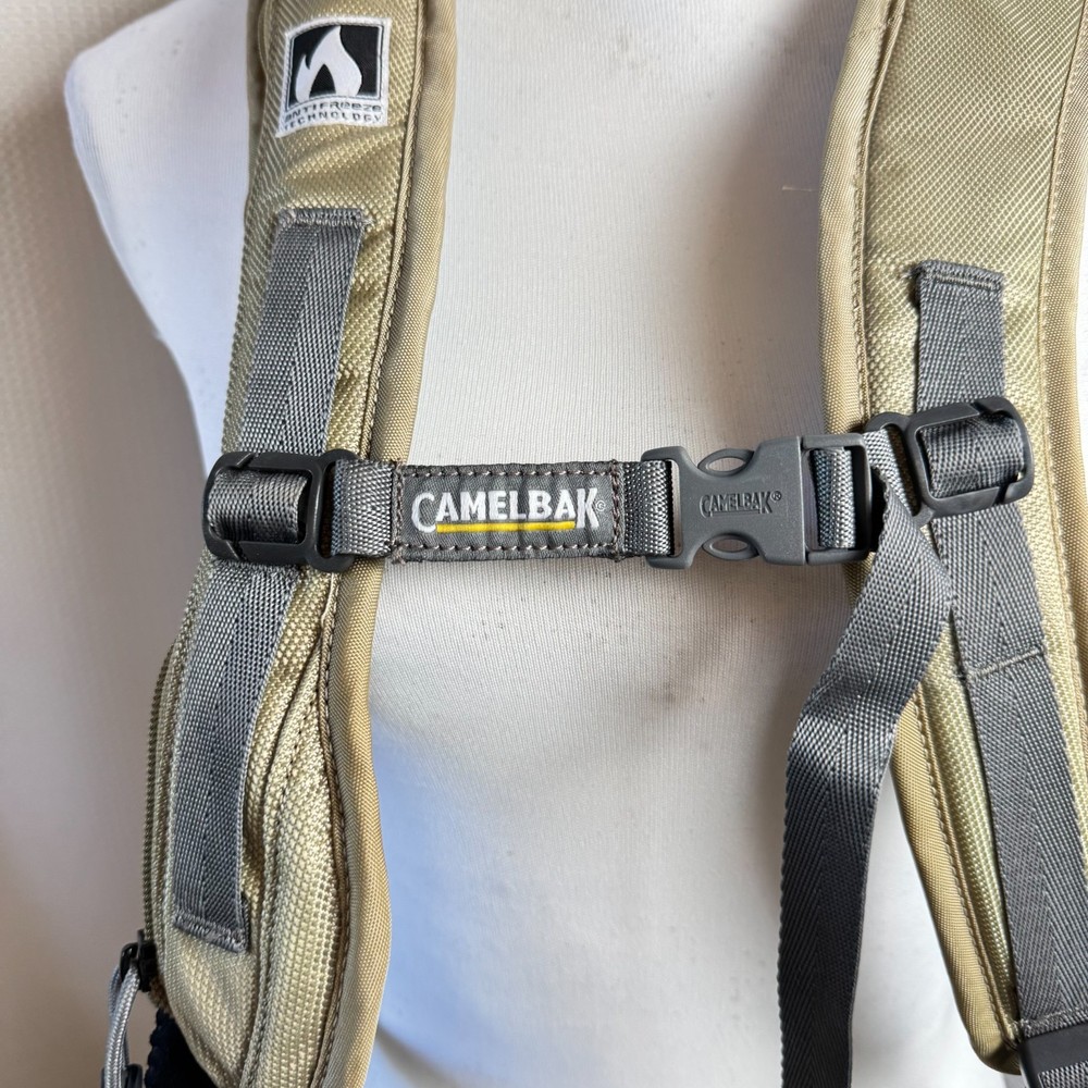 Camelback Snobowl Hydroback Hydration Hiking Backpack 32oz Bladder Tan in EUC