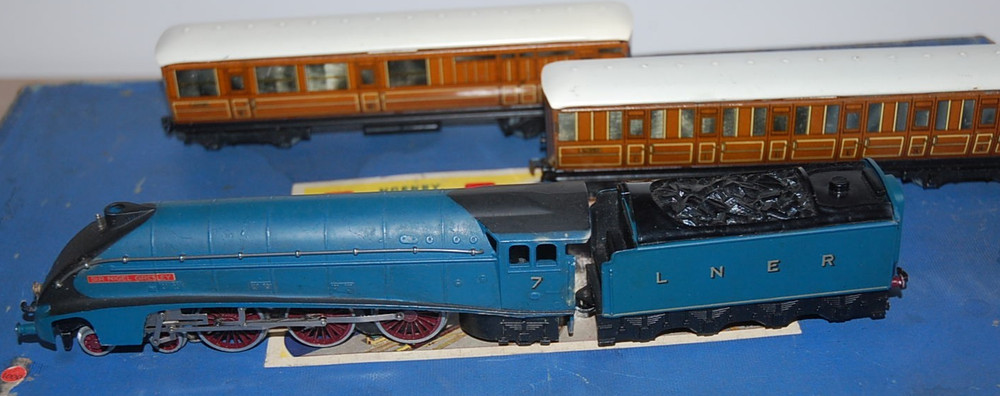 HORNBY DUBLO EDP PASSENGER TRAIN SET 'SIR NIGEL GRESLEY' BOXED