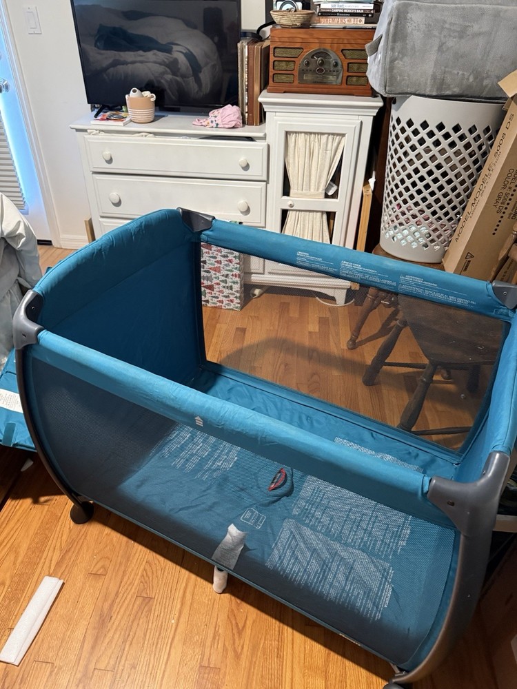 Joovy Bassinet and changing table, turquoise color.