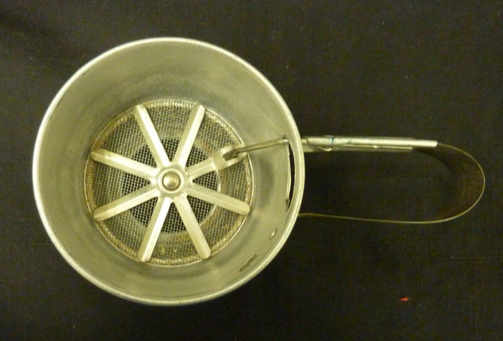 VINTAGE FOLEY SQUEEZE HANDLE FLOUR SIFTER 1 CUP ALUMINUM KITCHENWARE