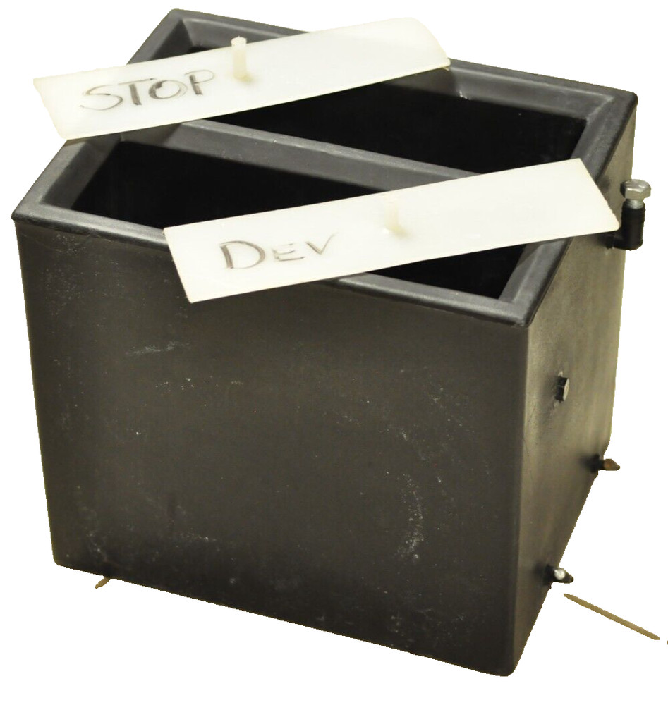 Unicolor plastic developing/processing tank as shown. TESTED.