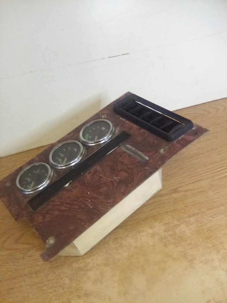 International 9200 32049-01 Dash Panel "READ DESCRIPTION"