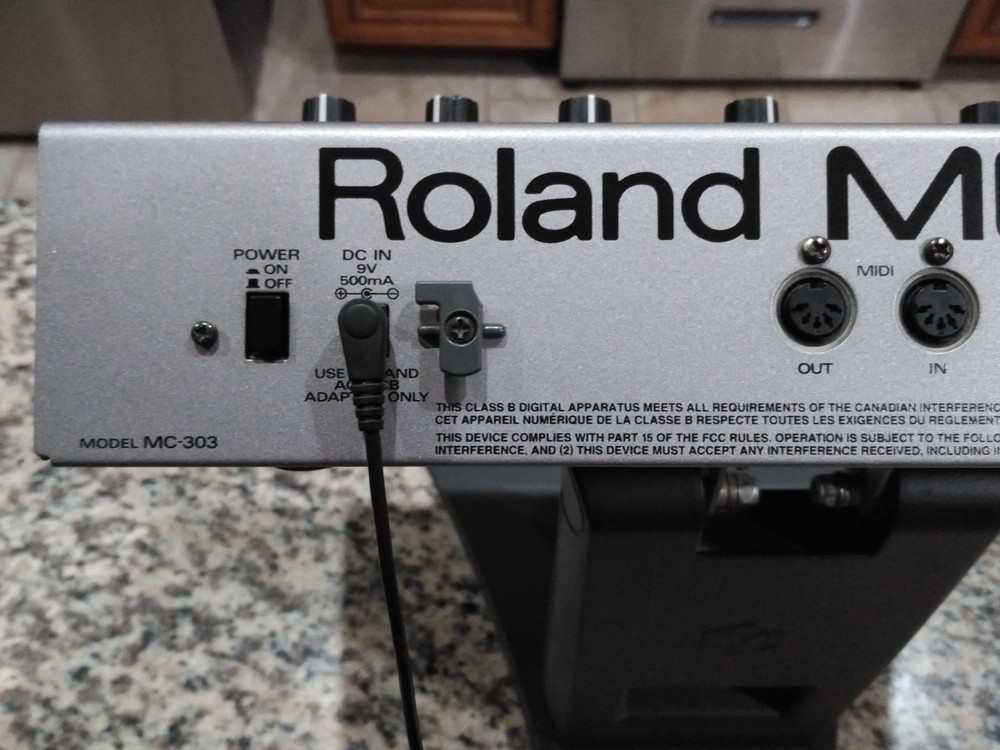 Roland MC-303 Groovebox Sample Drum Machine Synthesizer Mint condition