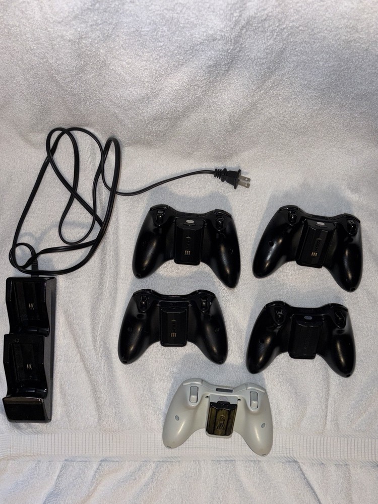 Microsoft Xbox 360 Wireless Controller Bundle with Charging Dock
