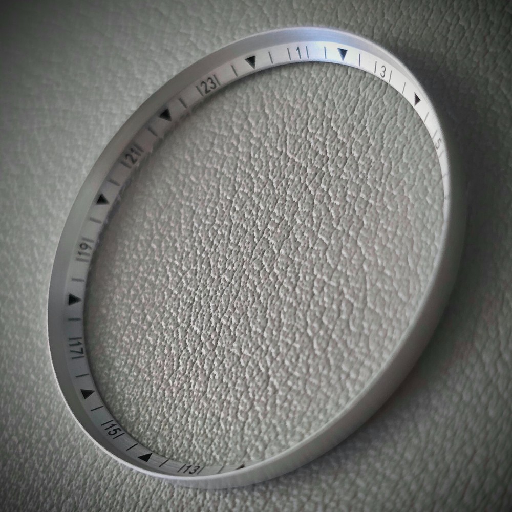 SEIKO Chapter Ring SKX007 / ANGLED GMT MIN Brushed + Black