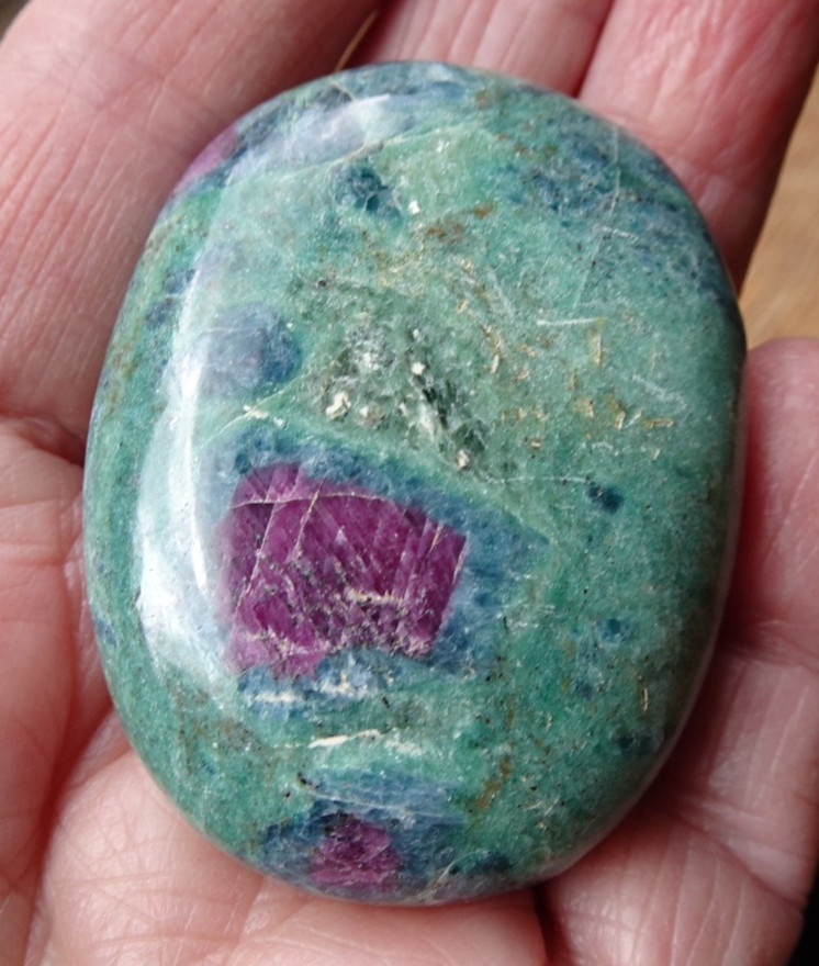 Ruby Fuchsite Palmstone - India sc1005