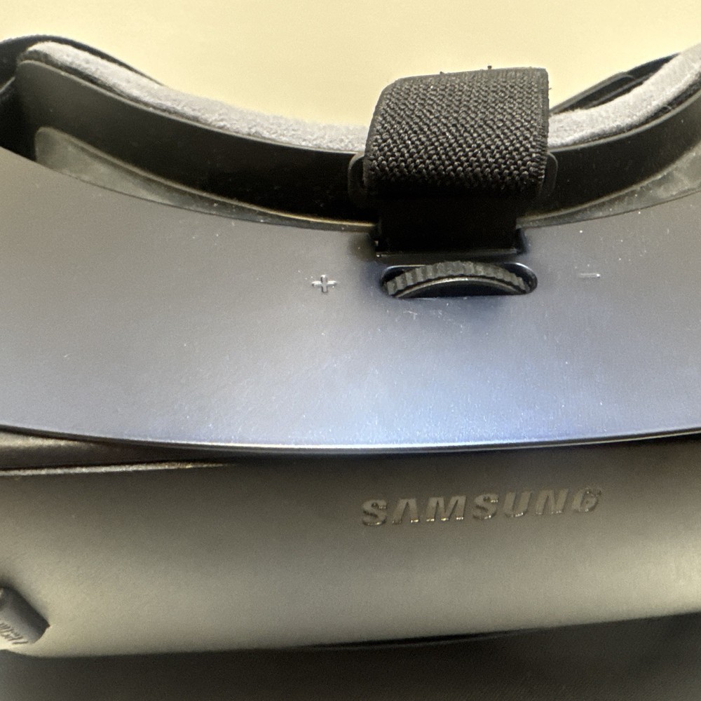 Samsung Gear VR Headset – Original Model by Oculus - Immersive Virtual Reality