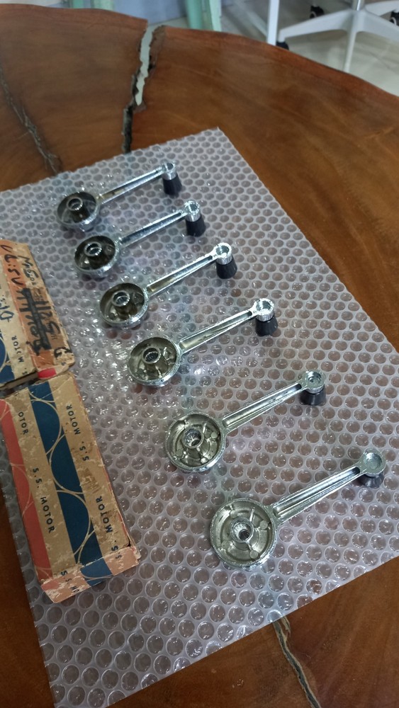 Datsun520/521 ASSY-HANDLE,DOOR WINDOW REGULATOR**( 1 Pair )**