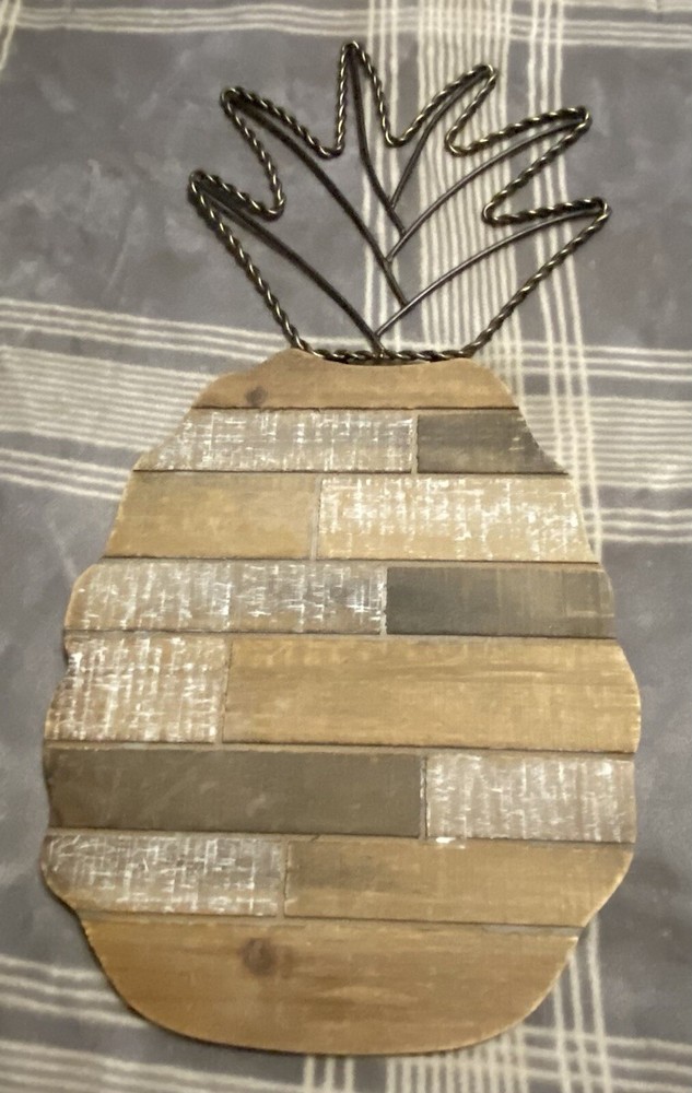 Reclaimed Wood Textured Pineapple Shaped Wall Decor