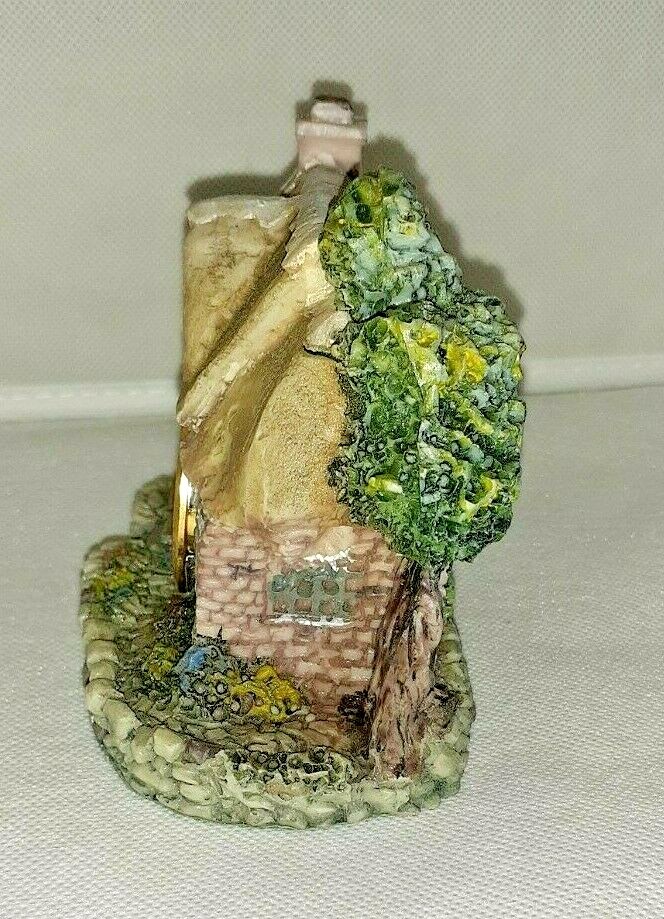 RESIN COTTAGE HOME WITH A QUARTZ CLOCK