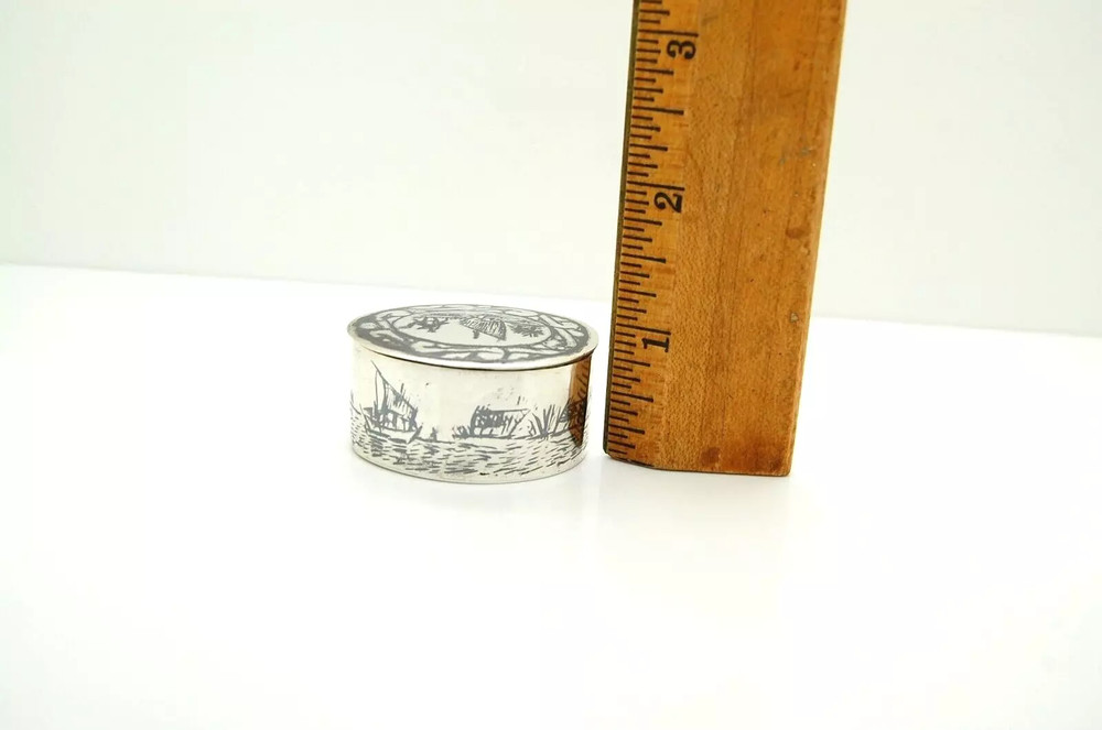 VINTAGE STERLING SILVER ARTISAN MADE SEA PLOT OVAL SHAPE SNUFF / PILL BOX