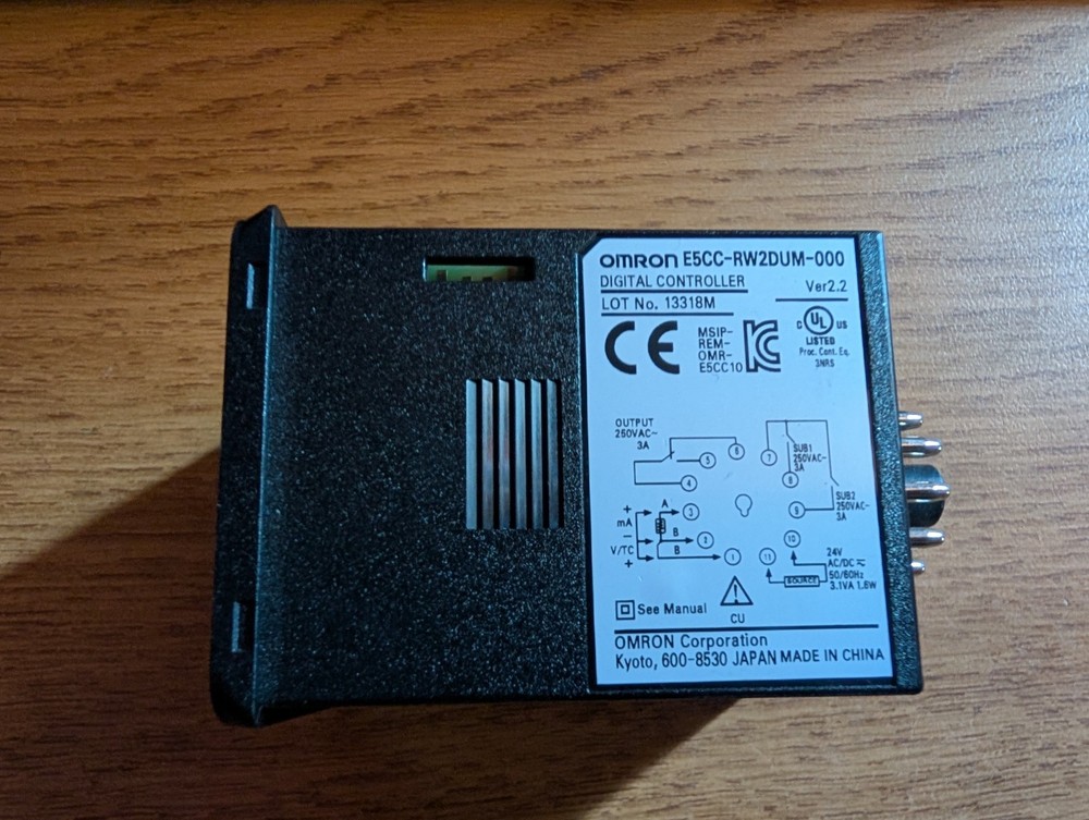 OMRON  E5CC-RW2DUM-000 DIGITAL CONTROLLER